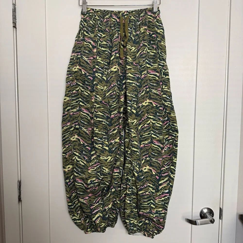 Movement Free People Zephyr Printed Balloon Pants Women XS Green Camo Activewear